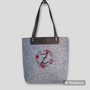 Thirty-one felt shopper tote in whisper gray With "Z" Floral Monogram